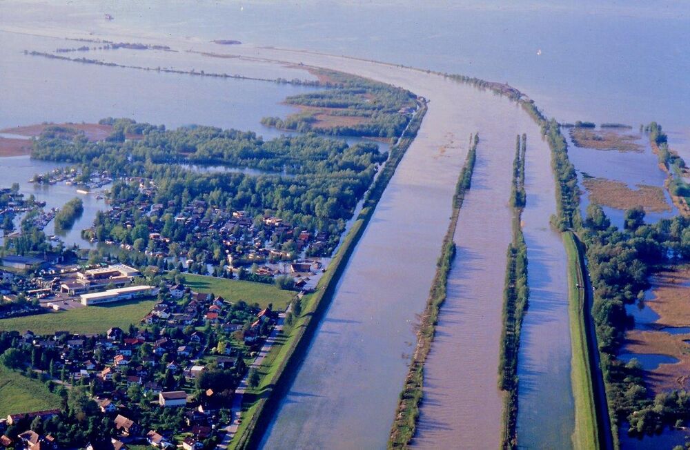 Der Hochwasser führende Rhein bei der Mündung in den Bodensee am 23.05.1999.